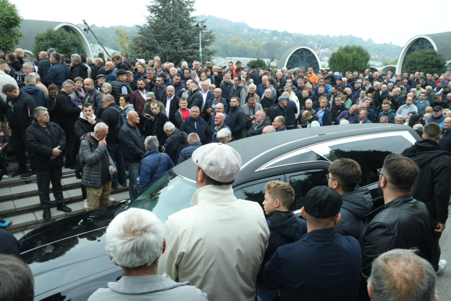 Potresni prizori – ljudi u suzama zbog Halida Bešlića; Prestonicom zavladala tišina FOTO/VIDEO