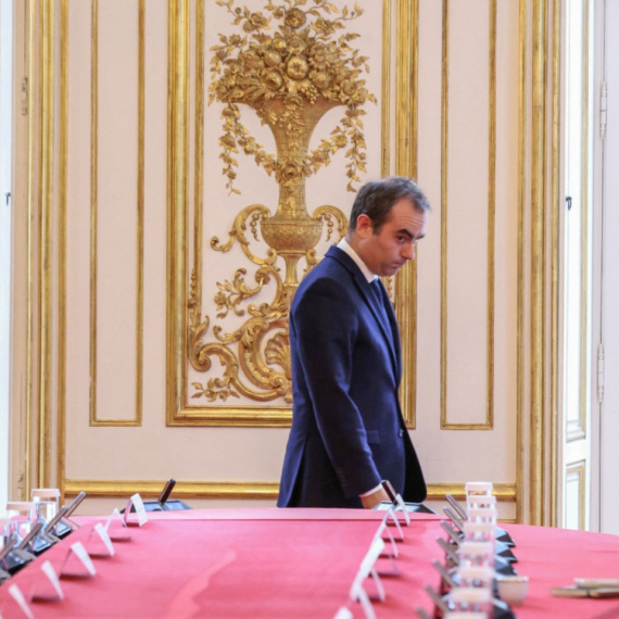 Lekorni se sprema za ključni govor; Sudbina njegove vlade visi o koncu