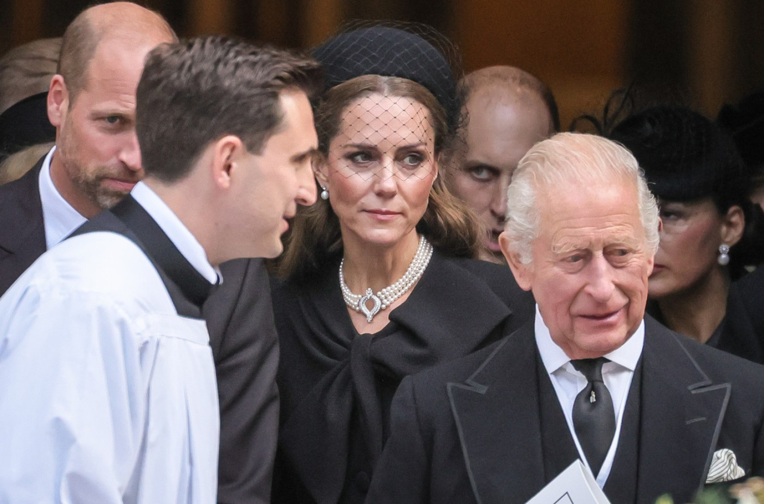 Pogoršano zdravlje kralja Čarlsa: "Odelo visi na njemu" FOTO