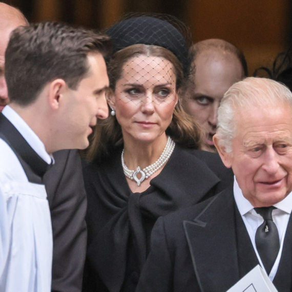 Pogoršano zdravlje kralja Čarlsa: "Odelo visi na njemu" FOTO