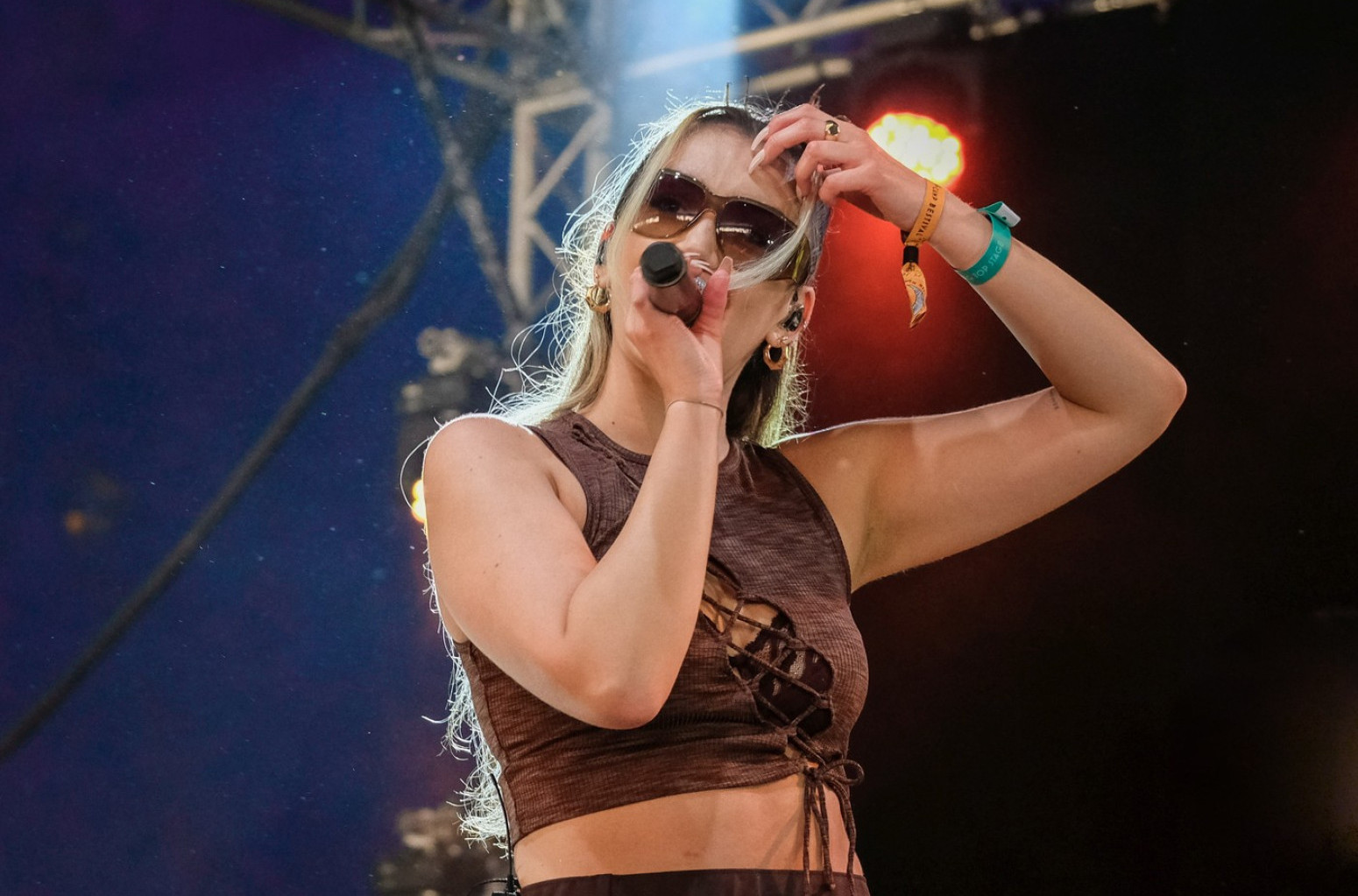 Pop zvezda prebačena u bolnicu nakon što ju je udario automobil u stravičnoj nesreći FOTO