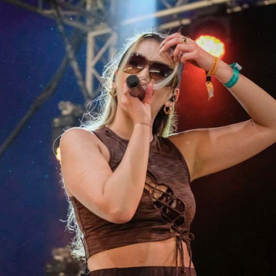 Pop zvezda prebačena u bolnicu nakon što ju je udario automobil u stravičnoj nesreći FOTO