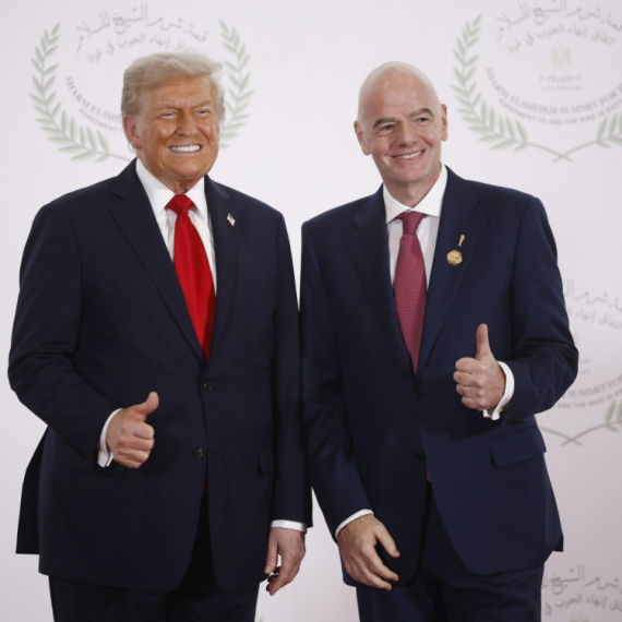 "Lepa" Meloni, "crna knjiga" i Infantino; Ovo je 11 bizarnih momenata sa Trampovog samita o Gazi FOTO/VIDEO