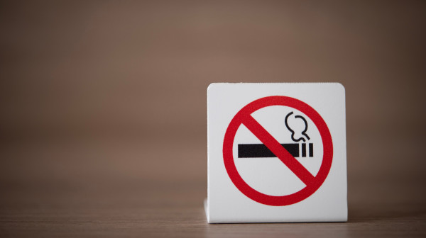 EU planira da zabrani elektronske i filter cigarete?