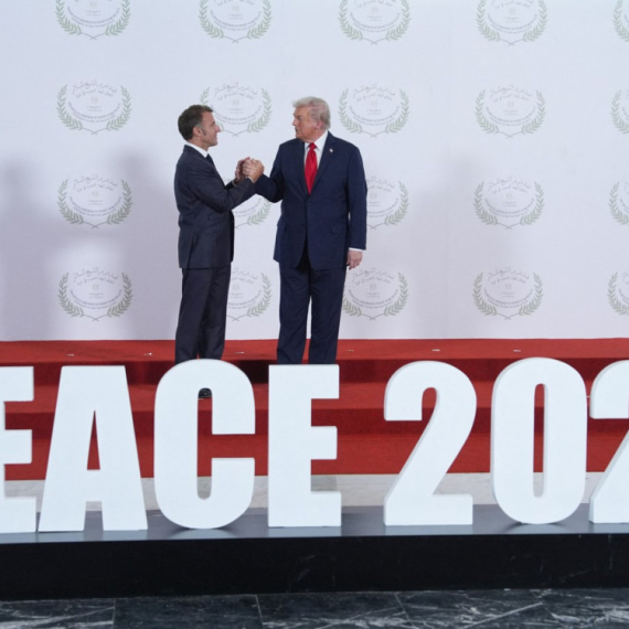 Tramp i Makron u žestokom okršaju: Čitač usana otkrio oštre reči FOTO/VIDEO