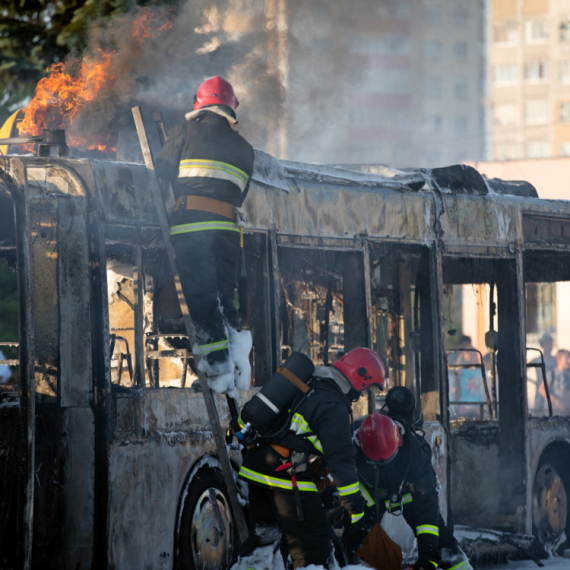 Autobus se zapalio u pokretu; Putnici izgoreli – užasne scene FOTO/VIDEO