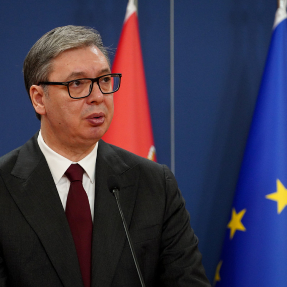 Vučić: Razgovaraćemo sa farmaceutima o sniženju cena, ili ćemo uvoziti generičke lekove