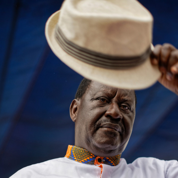 Muk širom zemlje: Preminuo bivši premijer; Srušio se tokom šetnje