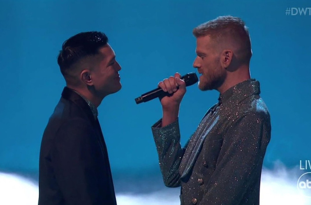 Poznati pevač i njegov suprug čekaju bebu: "Bićemo tate!"