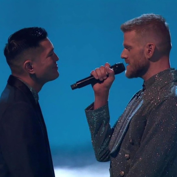 Poznati pevač i njegov suprug čekaju bebu: "Bićemo tate!"