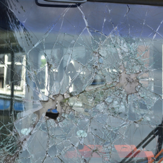 Jeziva nesreća: Autobus udario u zid škole; Ima povređenih FOTO/VIDEO