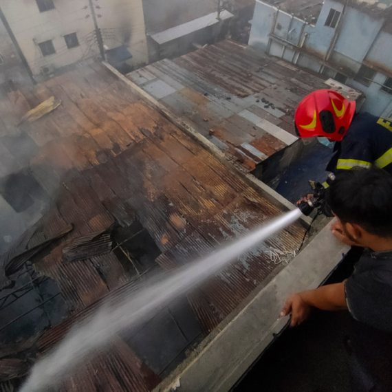 Ugušeni otrovnim gasom; Najmanje 16 mrtvih u požaru u fabrici VIDEO