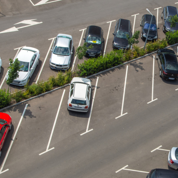 Završen još jedan parking u centru grada: Novih 228 mesta, staze za pešake i bicikliste