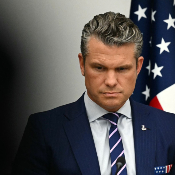 Avion američkog ministra odbrane prinudno sleteo