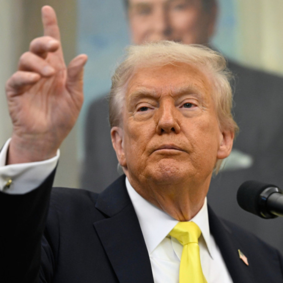 "Nije održivo. Prinudili su me": Tramp se povlači?