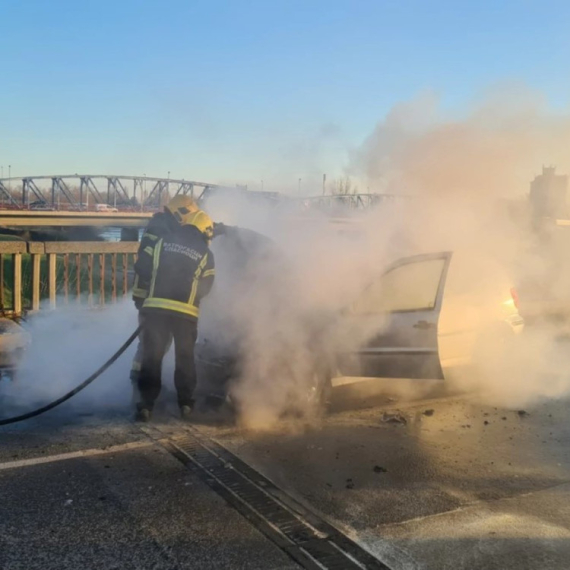 Incident u Kragujevcu: Zapalio se automobil u pokretu; Vozač odmah izleteo napolje