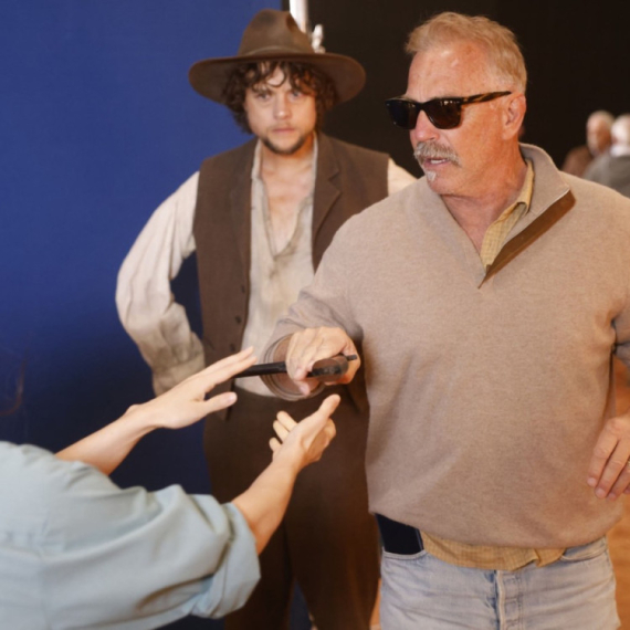 Kevin Kostner u problemu: Našao zlatnike i smaragde, ali ostao bez... FOTO