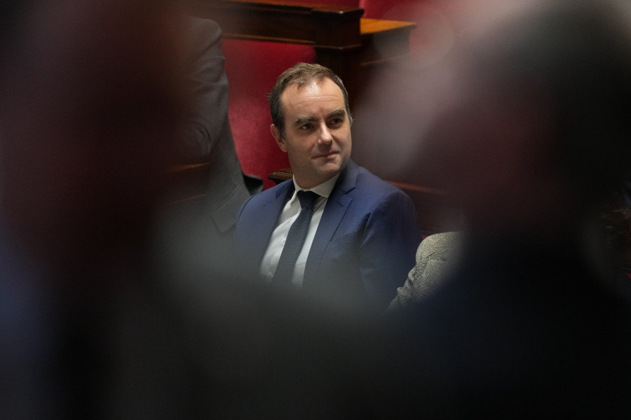 Lekorni preživeo; Vlada Francuske ostaje na nogama