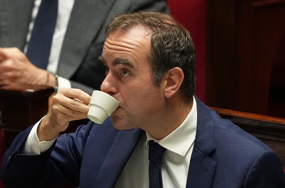 Lekorni "preživeo"; Vlada Francuske ostaje na nogama