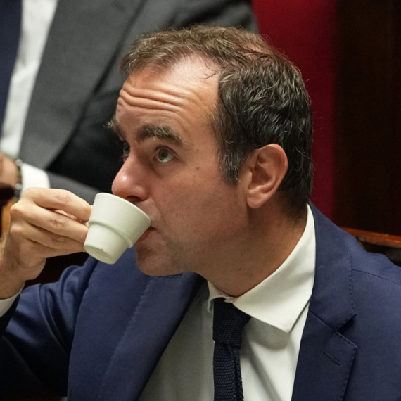 Lekorni "preživeo"; Vlada Francuske ostaje na nogama