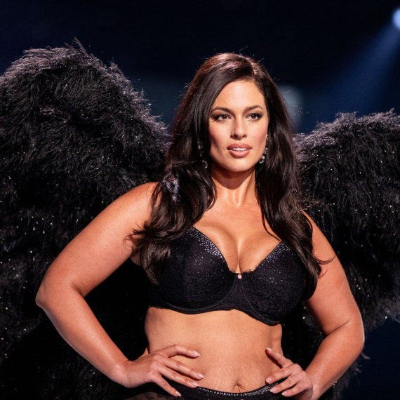 Raskošne obline tresu modnu pistu: VS šou nije mogao da prođe bez nje FOTO/VIDEO