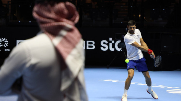 Svi žele da se slikaju sa Đokovićem, pa i Šekil O'Nil VIDEO