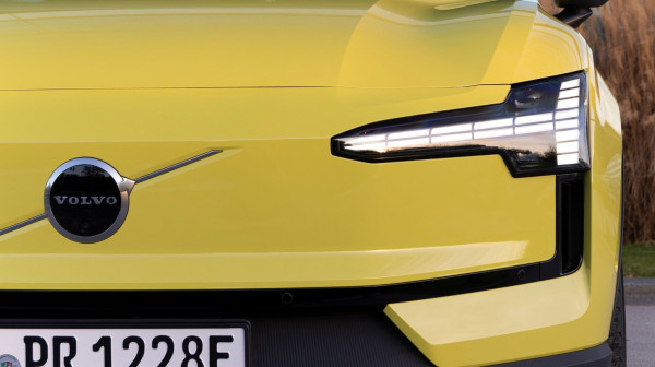 Volvo uvodi novi font za bezbednije ekrane u automobilima – vozači i dalje traže dugmad