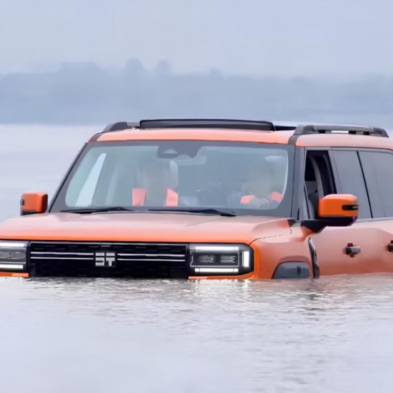 Kineski SUV prešao najveću reku u zemlji: Amfibijsko putovanje od 1,5 km FOTO/VIDEO