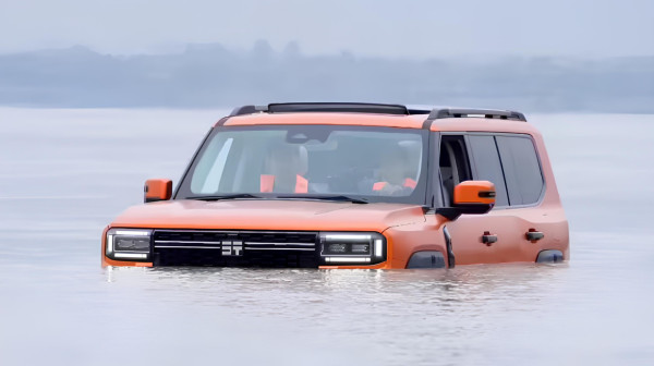 Kineski SUV prešao najveću reku u zemlji: Amfibijsko putovanje od 1,5 km FOTO/VIDEO