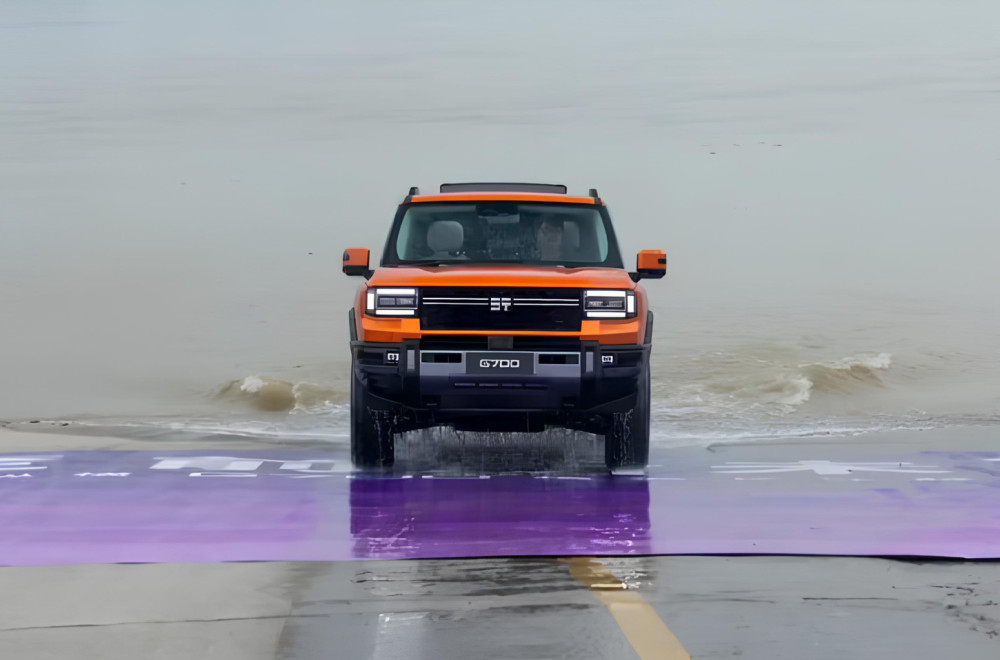 Kineski SUV prešao najveću reku u zemlji: Amfibijsko putovanje od 1,5 km FOTO/VIDEO