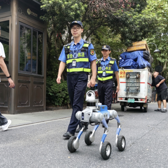 Robotski pas patrolira ulicama Kine