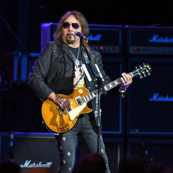 Preminuo originalni gitarista grupe "Kiss": "Nezamenljivi rok vojnik"