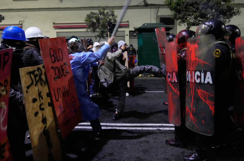 Peru na ivici haosa; Poginuo demonstrant, stotine povređenih FOTO