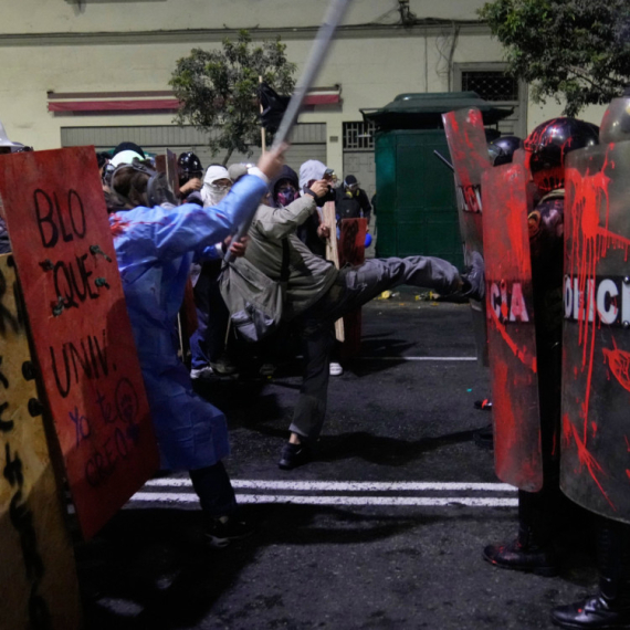 Peru na ivici haosa; Poginuo demonstrant, stotine povređenih FOTO
