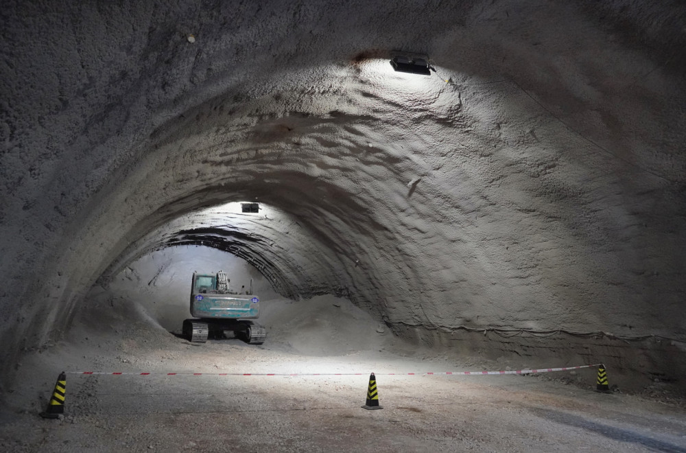 Probijena desna tunelska cev; Vučić: "Iriški venac" skratiće vožnju preko Fruške gore