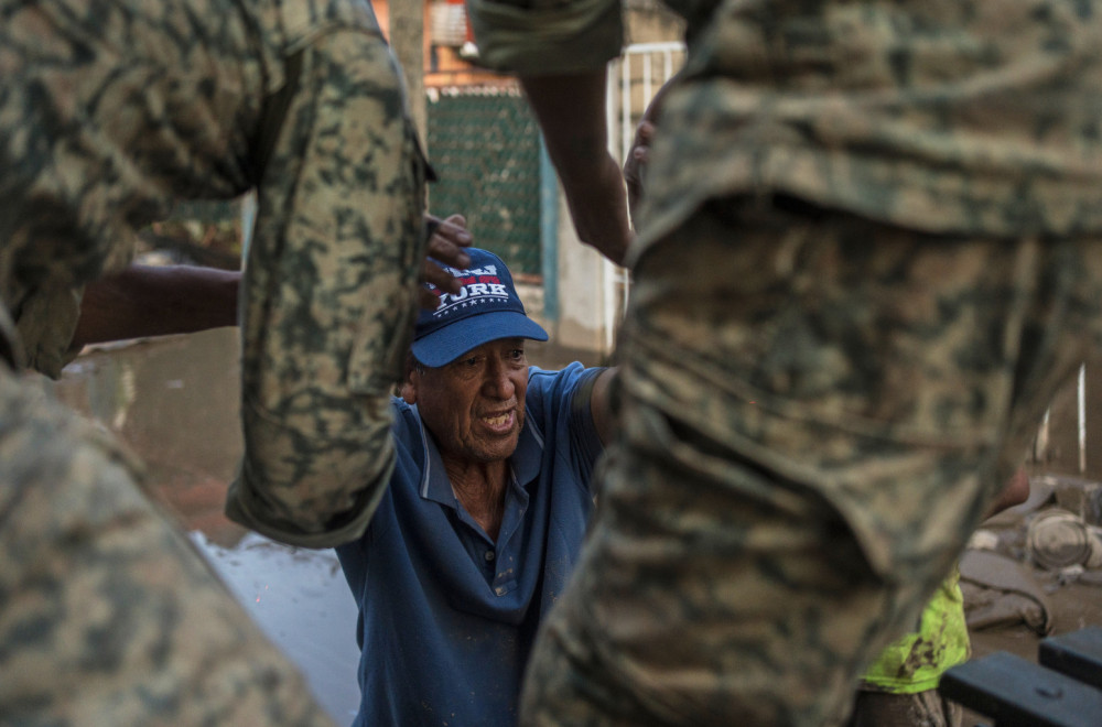Nacionalna garda u akciji; Građani ostali bez hrane i lekova FOTO/VIDEO