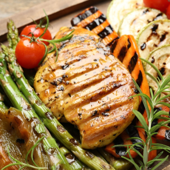 Zdrava i brza večera: Salata sa grilovanom piletinom i povrćem