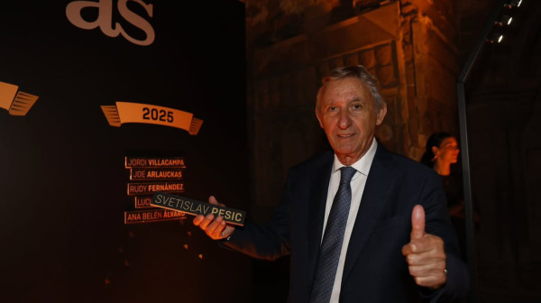 Zvanično: Veliko priznanje za Svetislava Pešića, oglasio se i KSS FOTO