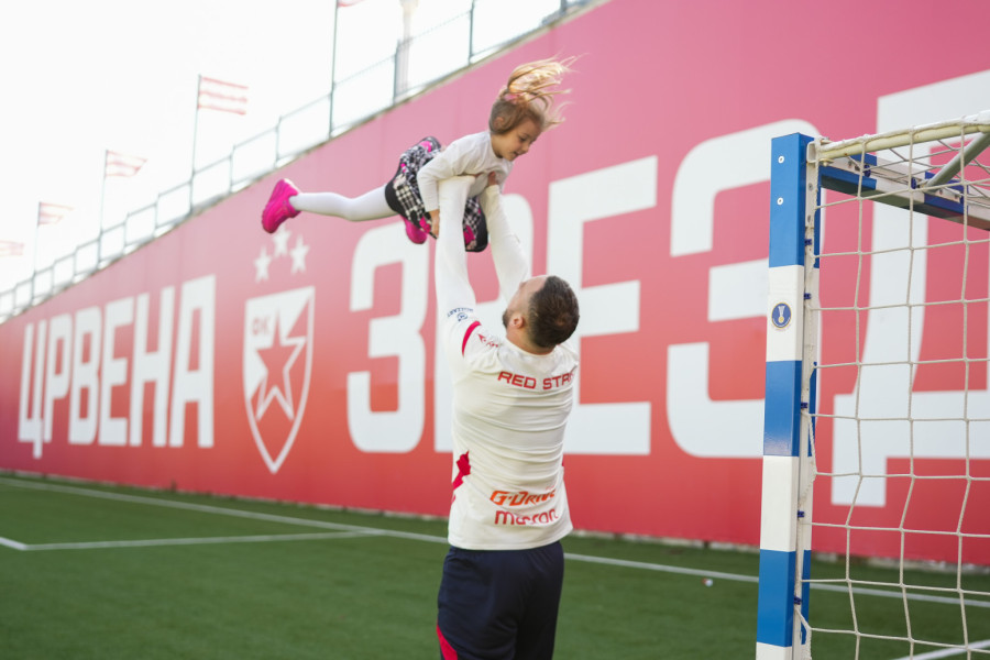 Sad na gol, Aleksija! Arnautović ugostio porodicu iz Goraždevca posle donacije Zvezde i Fondacije Mozzart