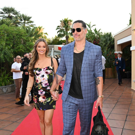 Bivši muž Sofije Vergare zaprosio devojku: "Lud je za njom, želi što pre decu" FOTO