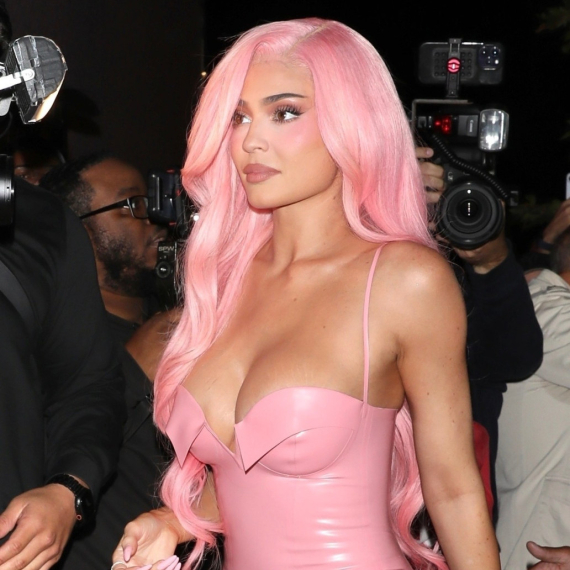 Roze bajka seks-bombe: Grudi samo što ne ispadnu, ali ona je to i htela FOTO