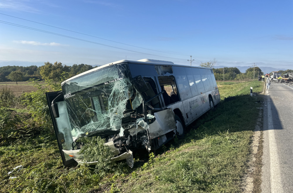 Potpuno smrskan automobil, autobus u kanalu: Prve slike sa mesta tragedije kod Čačka FOTO