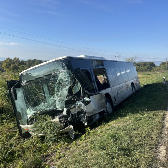 Potpuno smrskan automobil, autobus u kanalu: Prve slike sa mesta tragedije kod Čačka FOTO
