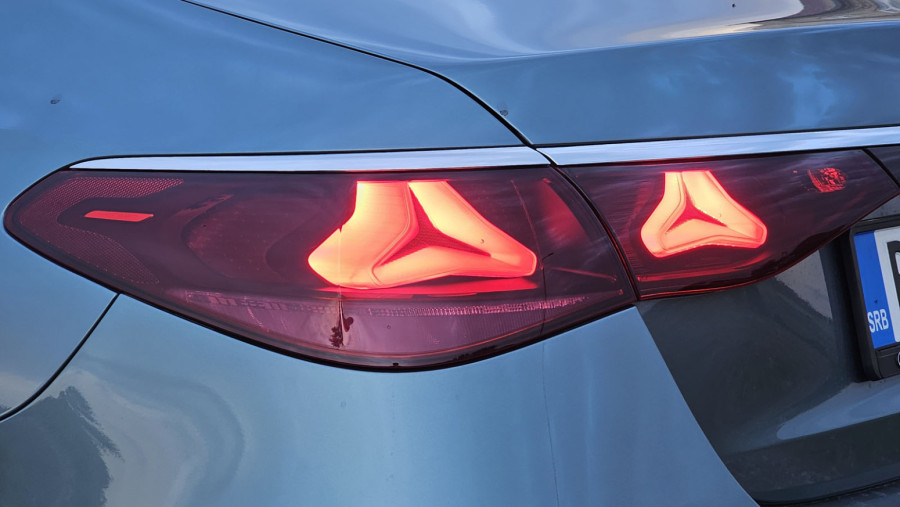Test: Mercedes E220d 4MATIC – tradicionalno u modernom