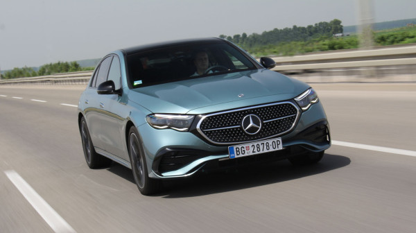 Test: Mercedes E220d 4MATIC – tradicionalno u modernom