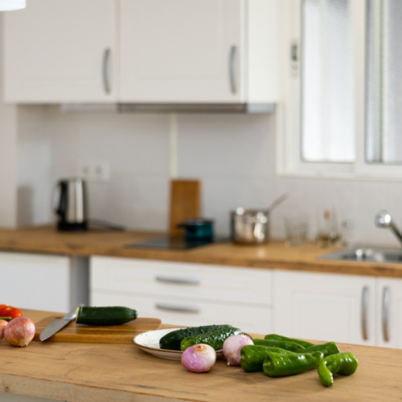 Ubedljivo najprljaviji predmet u kuhinji, a koristite ga svakodnevno: Evo kako da ga očistite