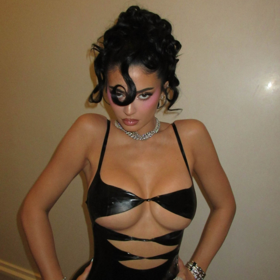 Vrele obline ne krije: Rijaliti zvezdu jedna nit delila od modnog skandala FOTO