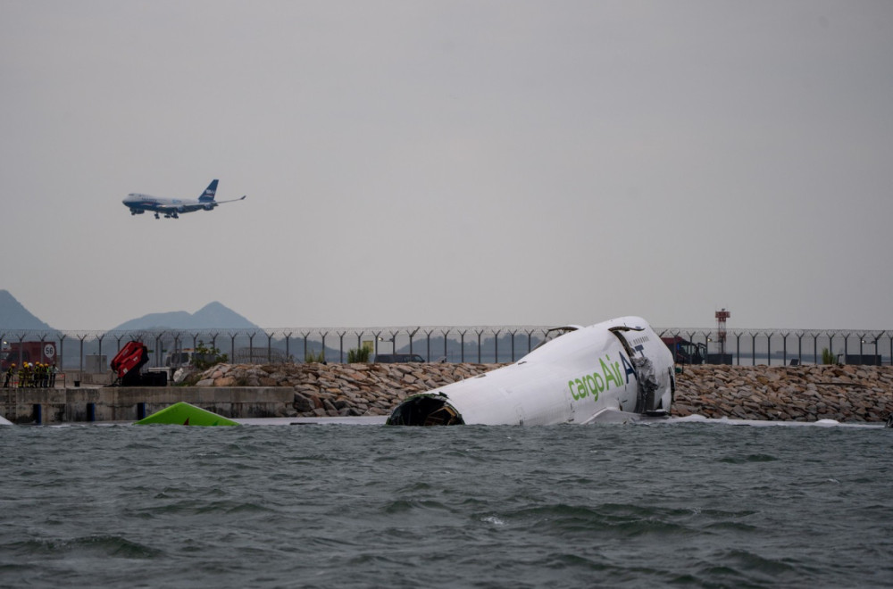 Katastrofa na aerodromu: Avion udario u vozilo, pa zajedno uleteli u more; Ima mrtvih FOTO/VIDEO