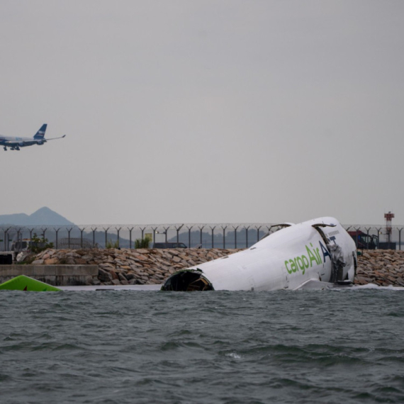 Katastrofa na aerodromu: Avion udario u vozilo, pa zajedno uleteli u more; Ima mrtvih FOTO/VIDEO