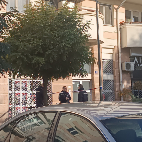 Oglasio se MUP: Žena bacila novorođenče na travnjak nakon čega je preminulo; Svi detalji užasa iz Novog Sada